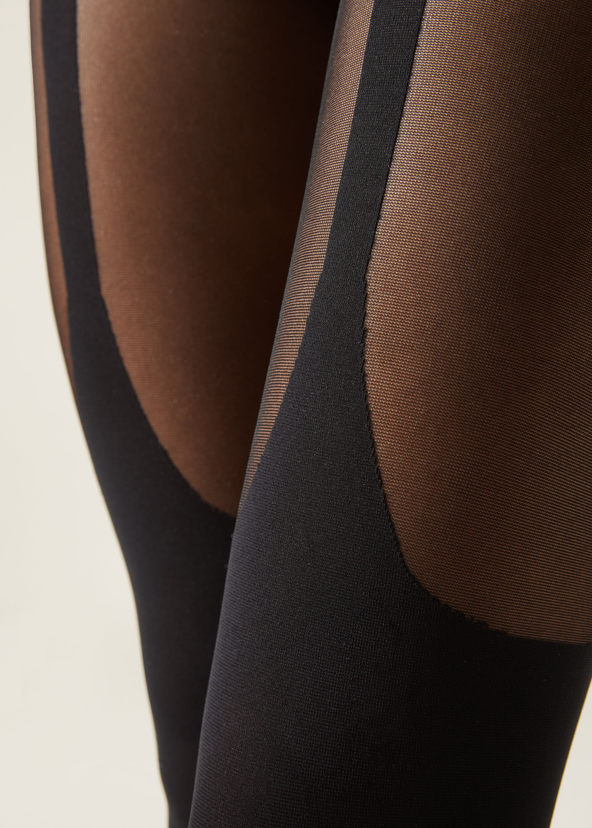 Collant effet mi-bas et effet porte-jarretelles