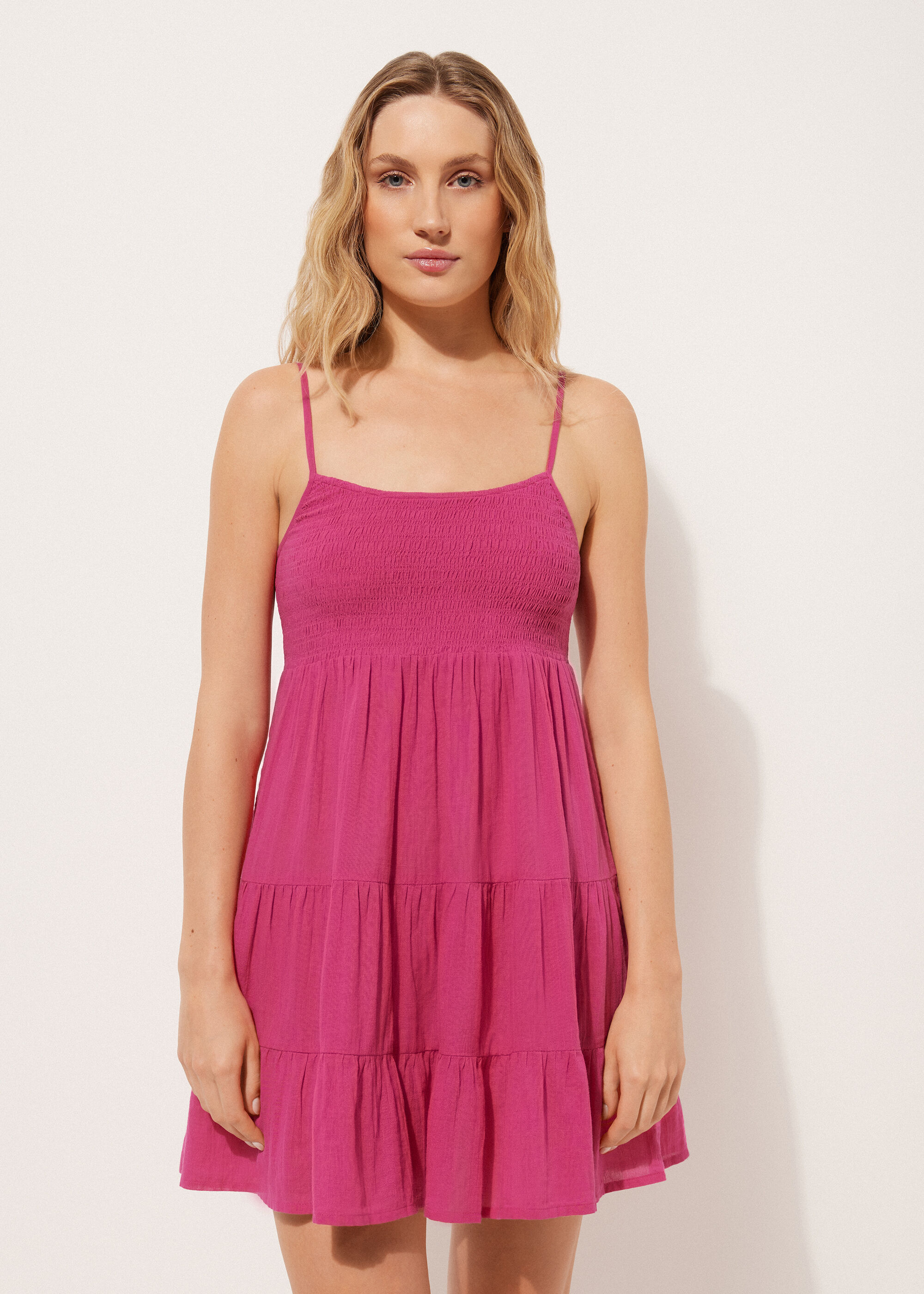 Vestido corto con olanes