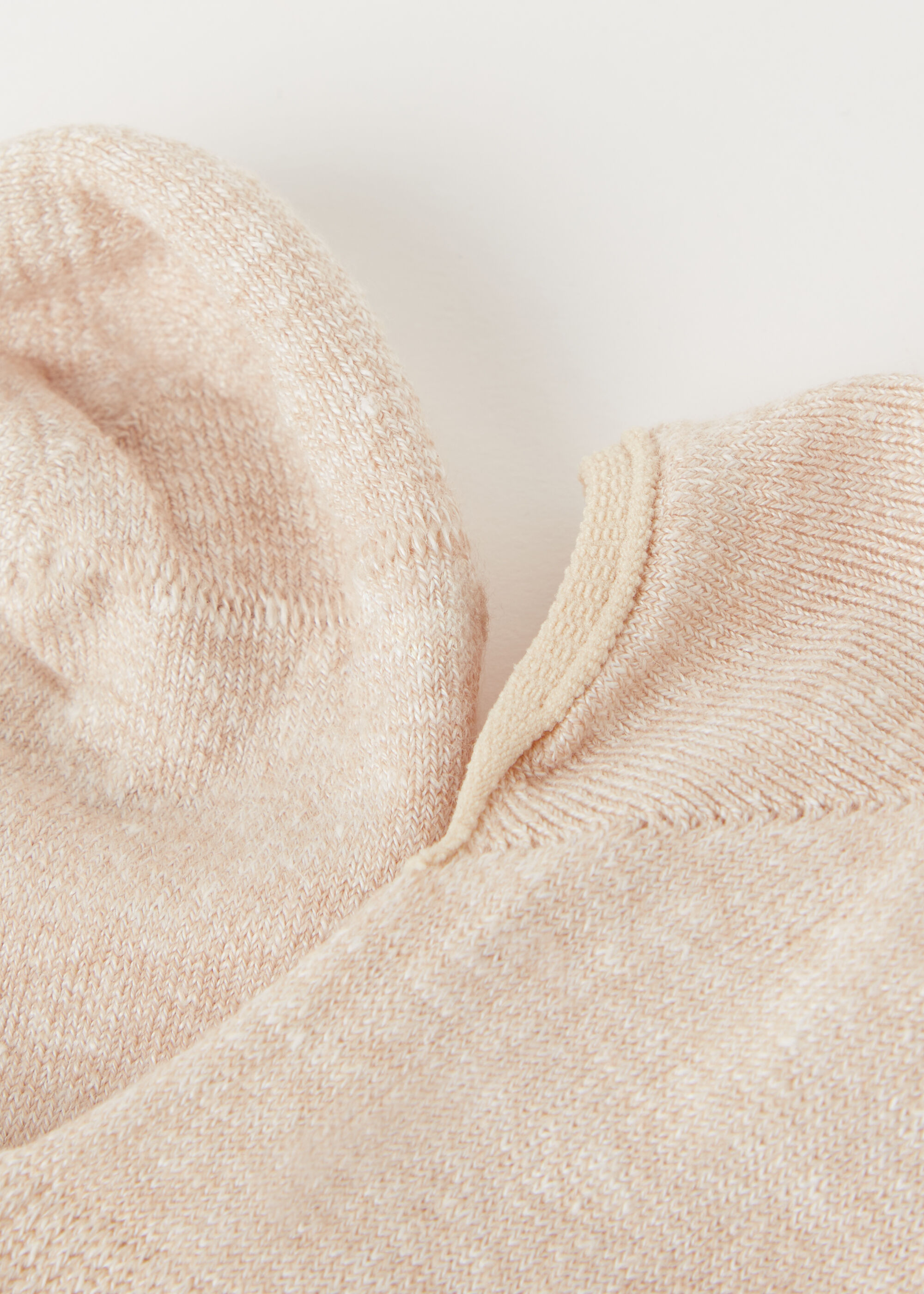 Unisex cool and breathable cotton and linen invisible socks.