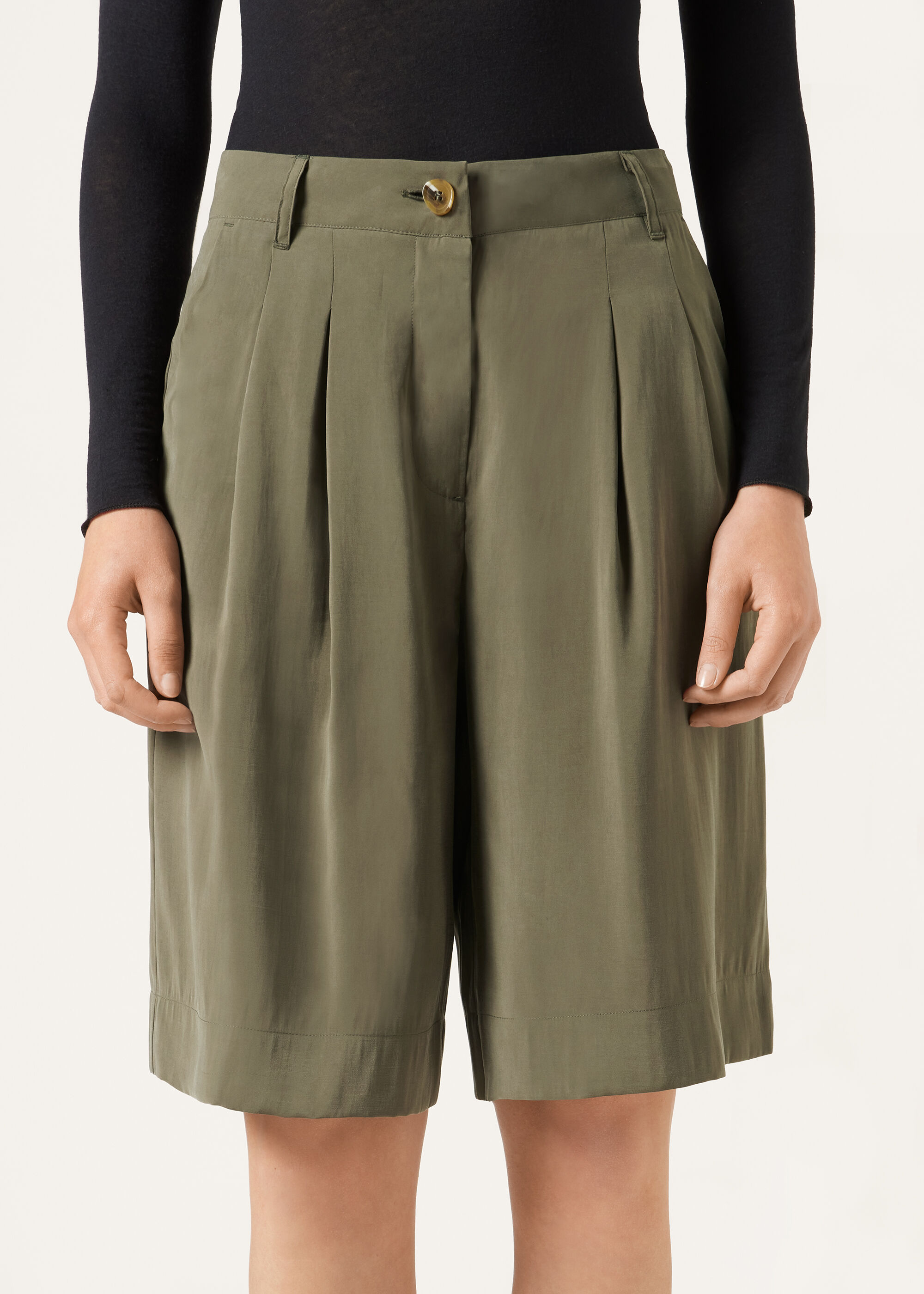 Soft Bermuda Pants with Pleats