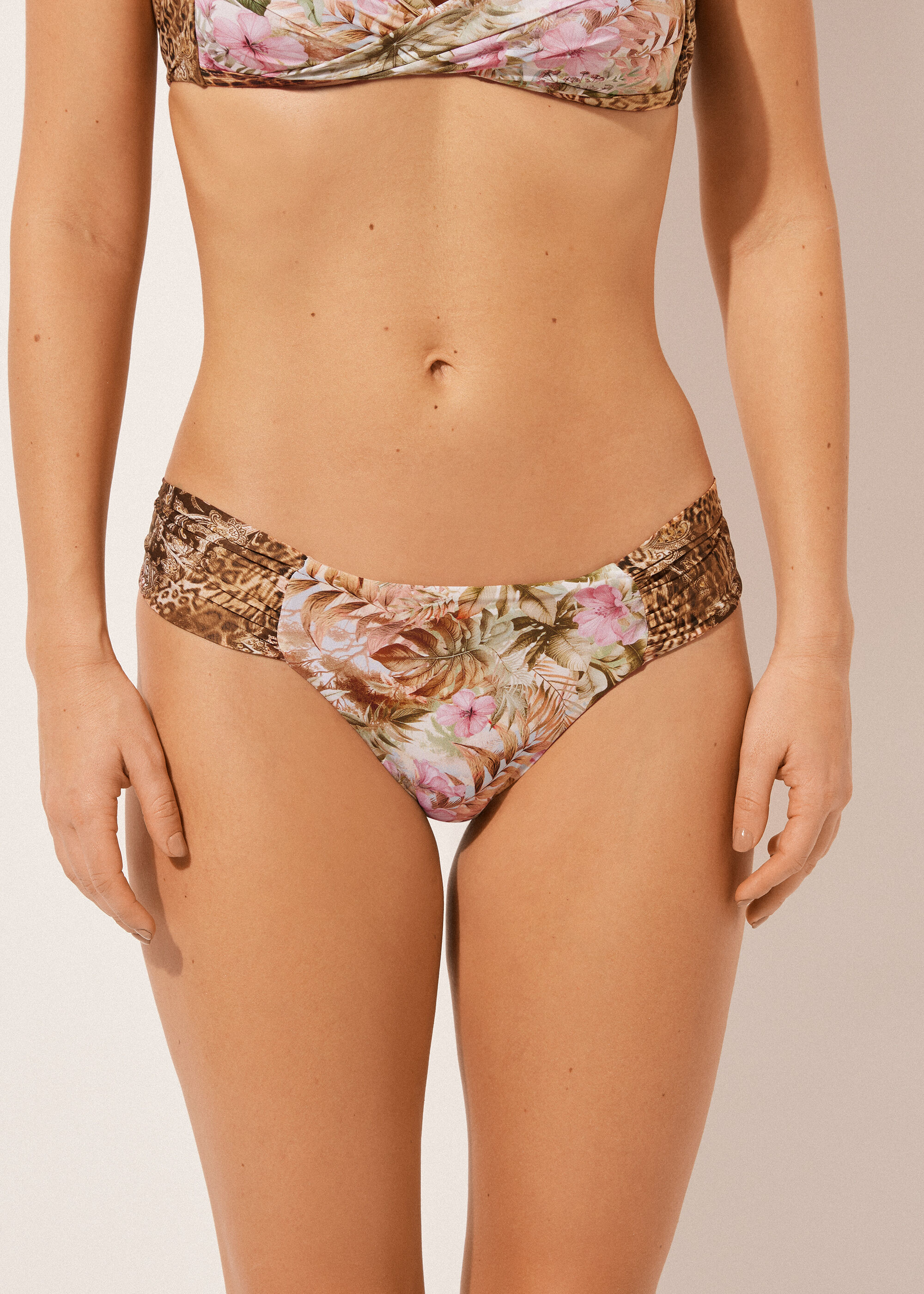Panty de bikini brasileña con drapeado Wild Tropics