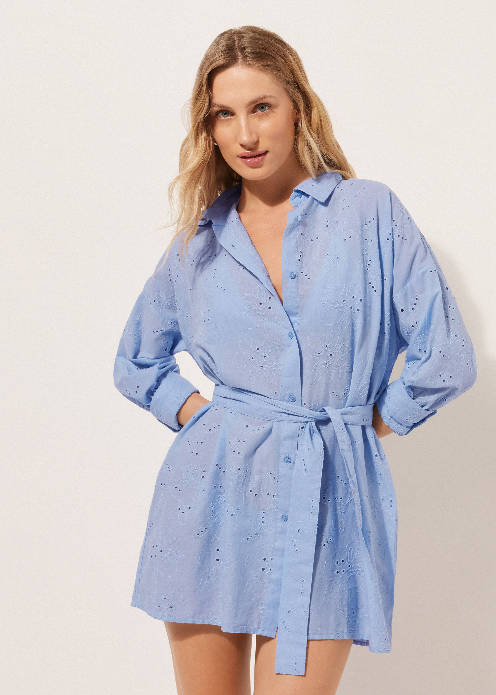 Lange Hemdbluse aus St. Galler Spitze