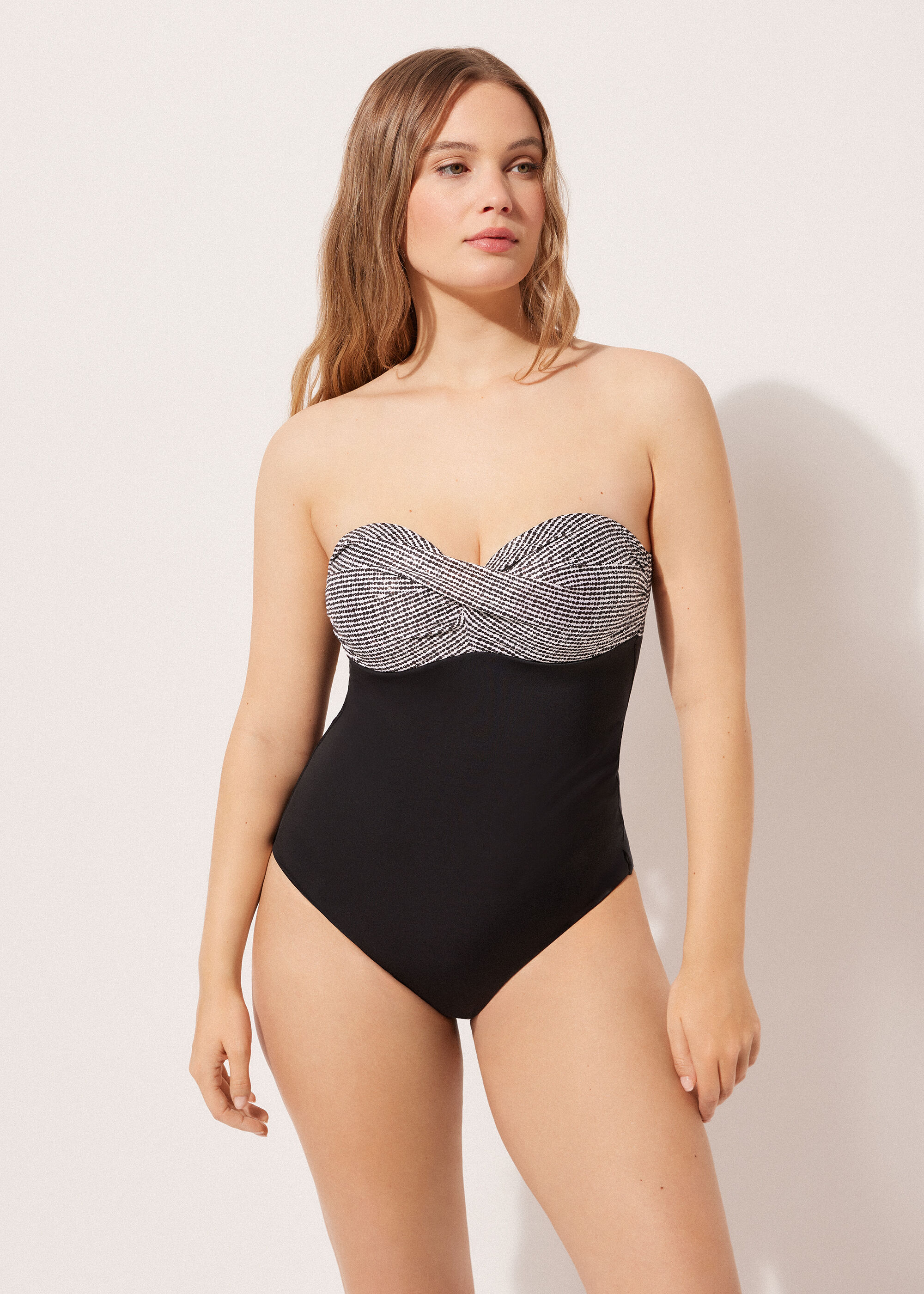 Badeanzug mit Shaping-Effekt Black Dots
