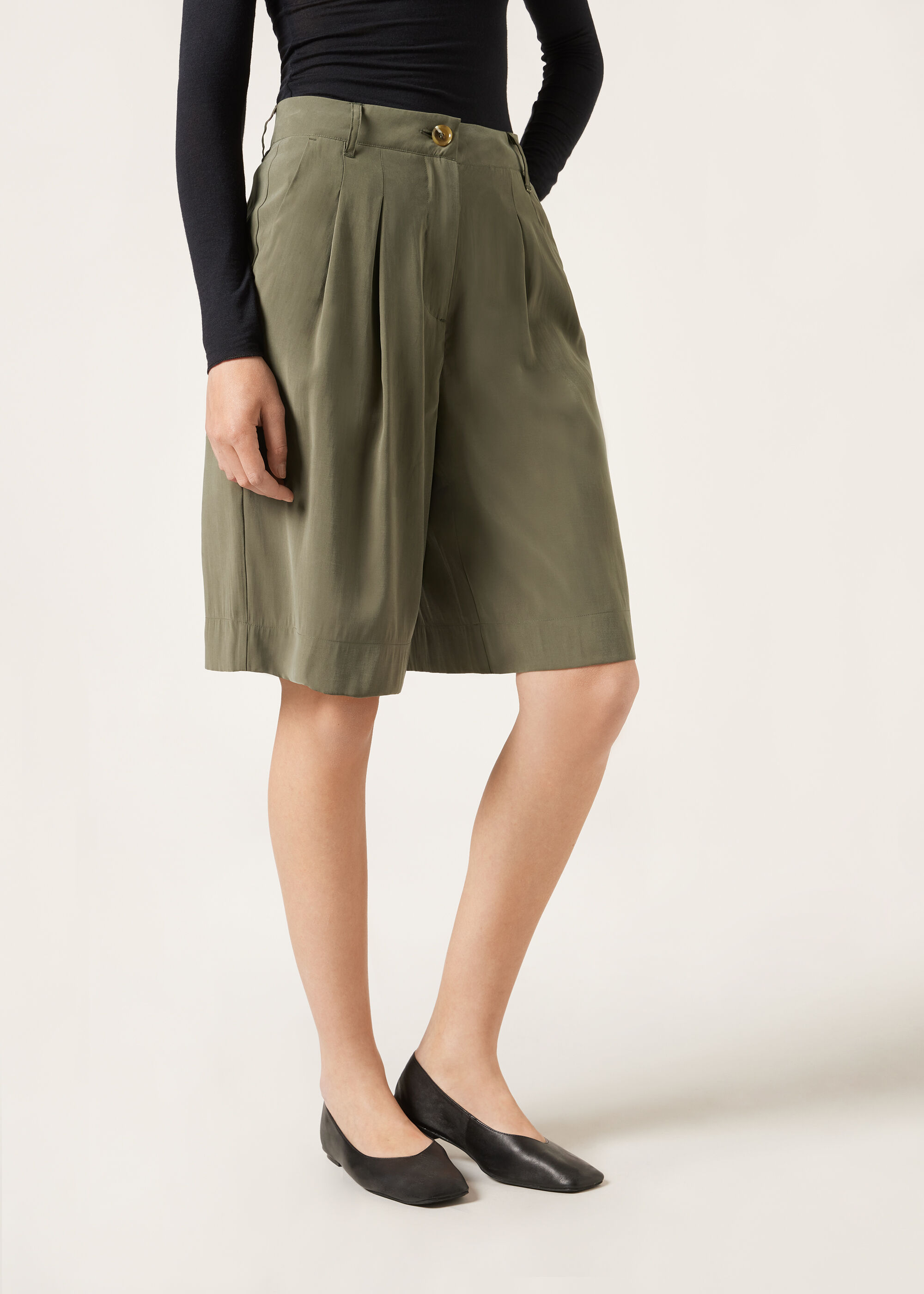 Soft Bermuda Pants with Pleats